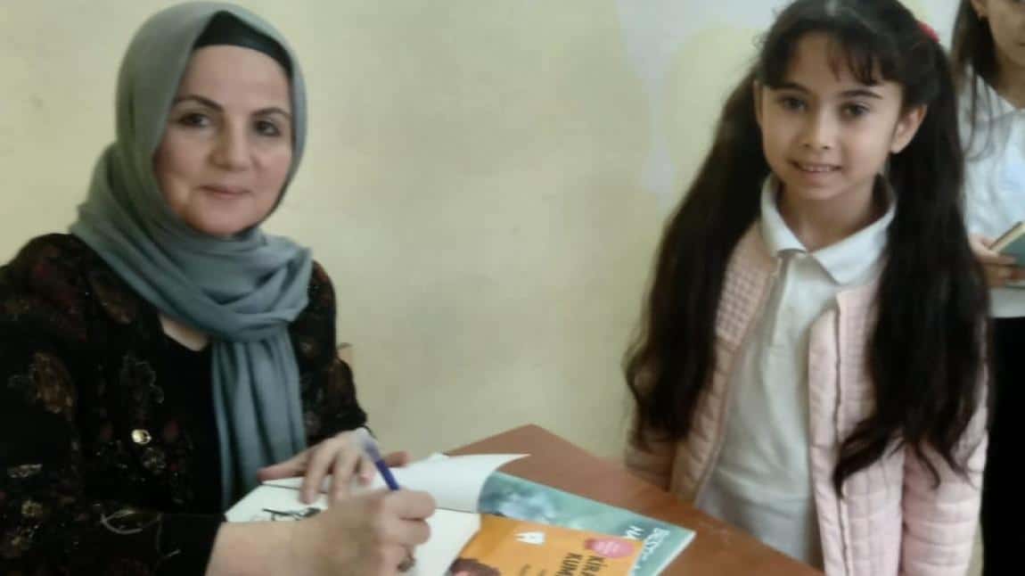Dilimizin Zenginlikleri Projesi Kapsamında Yazar İlknur IŞIK Okulumuzda İmza Günü Düzenledi